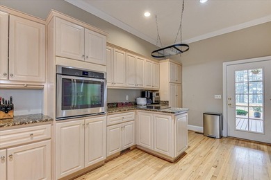 This exceptional three-bedroom, three-bathroom residence - photo 26