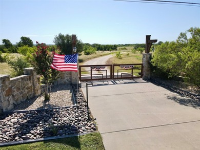Beautiful 3 Bedroom, 3 and a half bath, custom built home - photo 6
