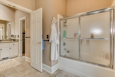 This exceptional three-bedroom, three-bathroom residence - photo 44
