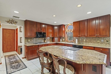 Custom Built 6 Bedroom 5.5 Bath Estate Home on private - photo 18