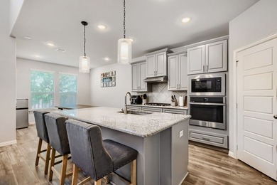 Welcome to this beautifully designed 5-bedroom, 4-bath home in - photo 11