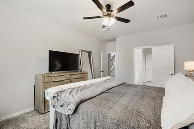 Welcome to this beautifully designed 5-bedroom, 4-bath home in - photo 15