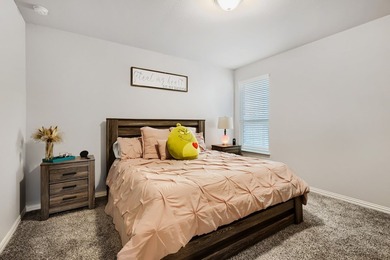 Welcome to this beautifully designed 5-bedroom, 4-bath home in - photo 18