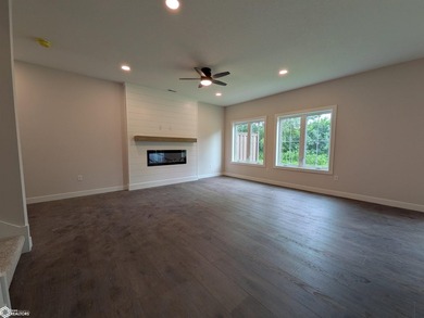 THIS BEAUTIFUL CONDO IS MOVE IN READY! Each thoughtfully - photo 6