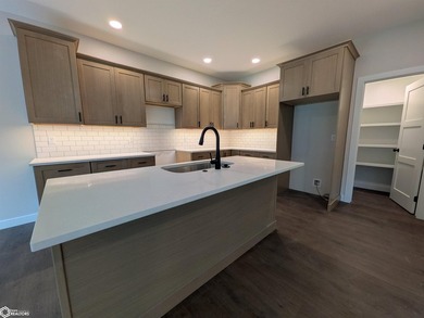 THIS BEAUTIFUL CONDO IS MOVE IN READY! Each thoughtfully - photo 8