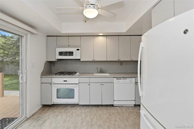 Spacious and well-maintained home offering an open and inviting - photo 13