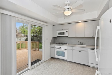 Spacious and well-maintained home offering an open and inviting - photo 17