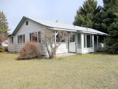 This Williamson Riverfront Home! Features 3 Bedrooms 2 Baths - photo 4