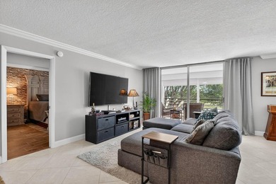 Completely renovated and move in ready 2/2 + den, could easily - photo 11