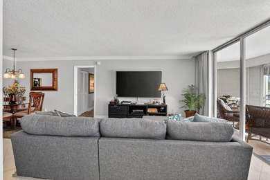Completely renovated and move in ready 2/2 + den, could easily - photo 14