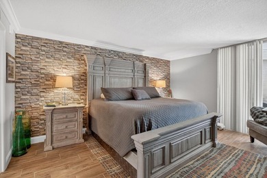 Completely renovated and move in ready 2/2 + den, could easily - photo 21