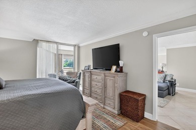 Completely renovated and move in ready 2/2 + den, could easily - photo 22