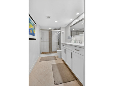 Completely renovated and move in ready 2/2 + den, could easily - photo 25