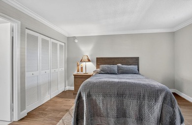 Completely renovated and move in ready 2/2 + den, could easily - photo 27