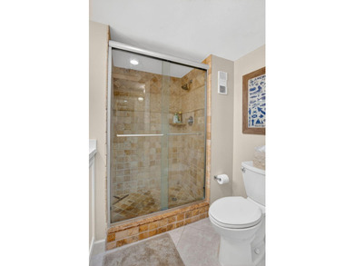 Completely renovated and move in ready 2/2 + den, could easily - photo 29