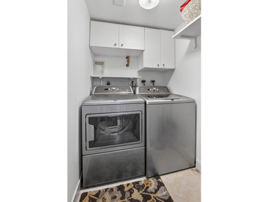 Completely renovated and move in ready 2/2 + den, could easily - photo 32