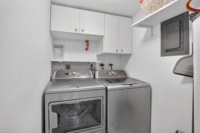Completely renovated and move in ready 2/2 + den, could easily - photo 33