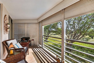 Completely renovated and move in ready 2/2 + den, could easily - photo 36