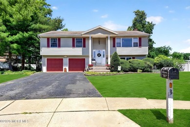 Set on a quiet, privacy-filled cul-de-sac, this beautifully - photo 2