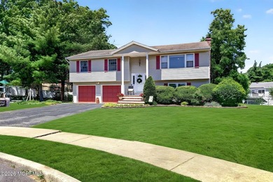Set on a quiet, privacy-filled cul-de-sac, this beautifully - photo 3