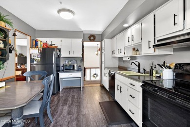 Set on a quiet, privacy-filled cul-de-sac, this beautifully - photo 9