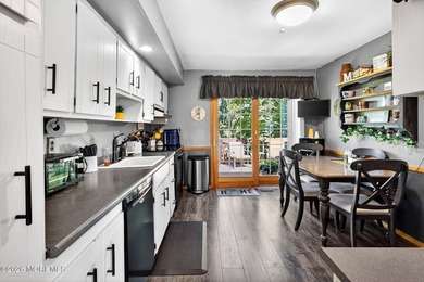 Set on a quiet, privacy-filled cul-de-sac, this beautifully - photo 10
