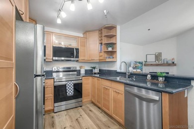 Beautiful top-floor corner-unit condo in the highly sought-after - photo 5