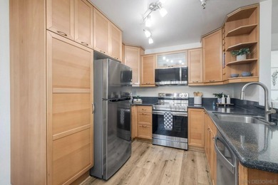 Beautiful top-floor corner-unit condo in the highly sought-after - photo 6