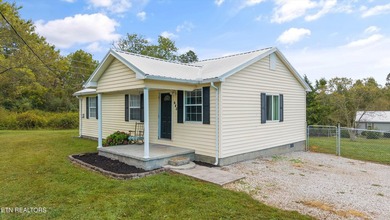 Welcome home to this charming 2-bedroom, 1-bath home in the - photo 2