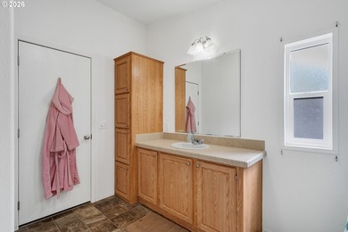 Tucked away in a quiet Rockaway Beach neighborhood near Lake - photo 18