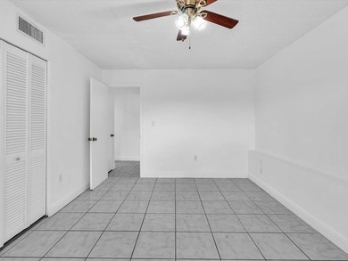 Charming 1-bedroom, 1-bath first-floor corner unit in Forest - photo 31