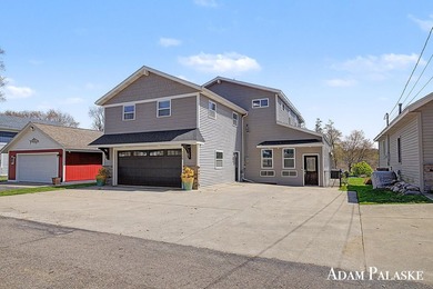 Welcome to Gun Lake living just in time for summer! This 4 bed 3 - photo 1