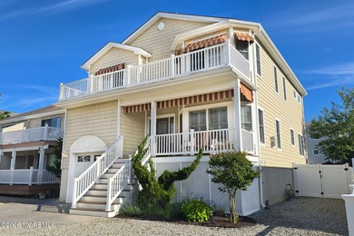 Welcome to this exceptional bayside retreat offering nearly 2 - photo 2