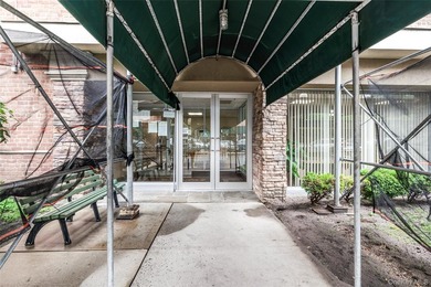 Spacious living in the city is possible! This fully updated - photo 2