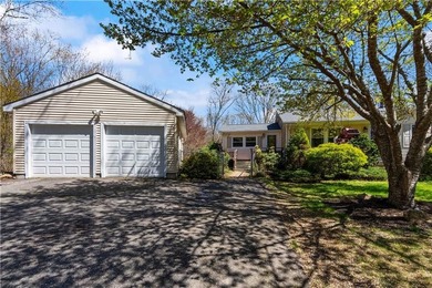 Located in Saunderstown on the North and South Kingstown line - photo 25