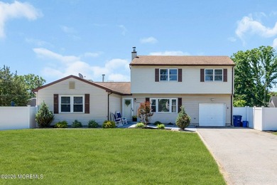 *** 6 BEDROOM COLONIAL *** 3 FULL BATHROOMS *** WHOLE HOUSE - photo 1