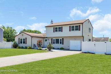 *** 6 BEDROOM COLONIAL *** 3 FULL BATHROOMS *** WHOLE HOUSE - photo 2