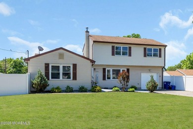 *** 6 BEDROOM COLONIAL *** 3 FULL BATHROOMS *** WHOLE HOUSE - photo 3