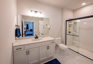 Beautifully maintained modern home with one level living space - photo 5