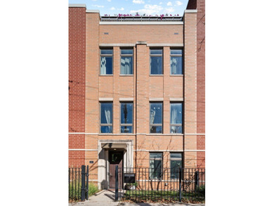 Lake Michigan - Cook County Townhome/Townhouse Active Under Contract in Chicago Illinois