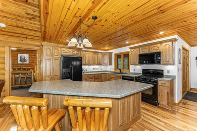 Quality-built and exceptionally maintained, this 3-bedroom - photo 4
