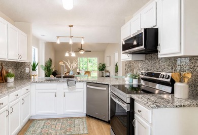 UPDATED PHOTOS! This adorable garden home has been completely - photo 3