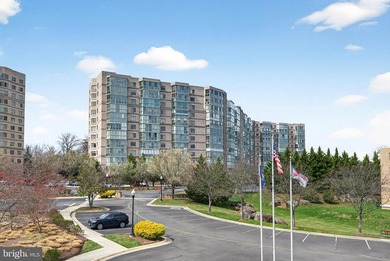 GREAT NEW PRICE on this freshly painted top floor unit with - photo 1