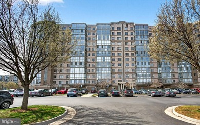 GREAT NEW PRICE on this freshly painted top floor unit with - photo 4