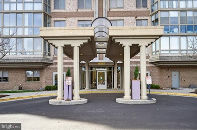 GREAT NEW PRICE on this freshly painted top floor unit with - photo 5