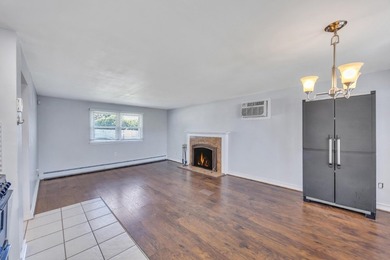 This Beautiful Well Maintained Home Perfectly Landscaped Front & - photo 24