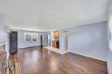 This Beautiful Well Maintained Home Perfectly Landscaped Front & - photo 25