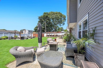 This Beautiful Well Maintained Home Perfectly Landscaped Front & - photo 37