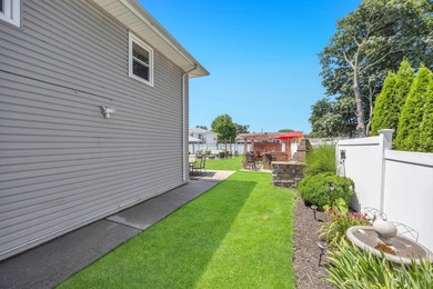 This Beautiful Well Maintained Home Perfectly Landscaped Front & - photo 41