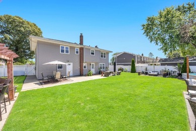 This Beautiful Well Maintained Home Perfectly Landscaped Front & - photo 44